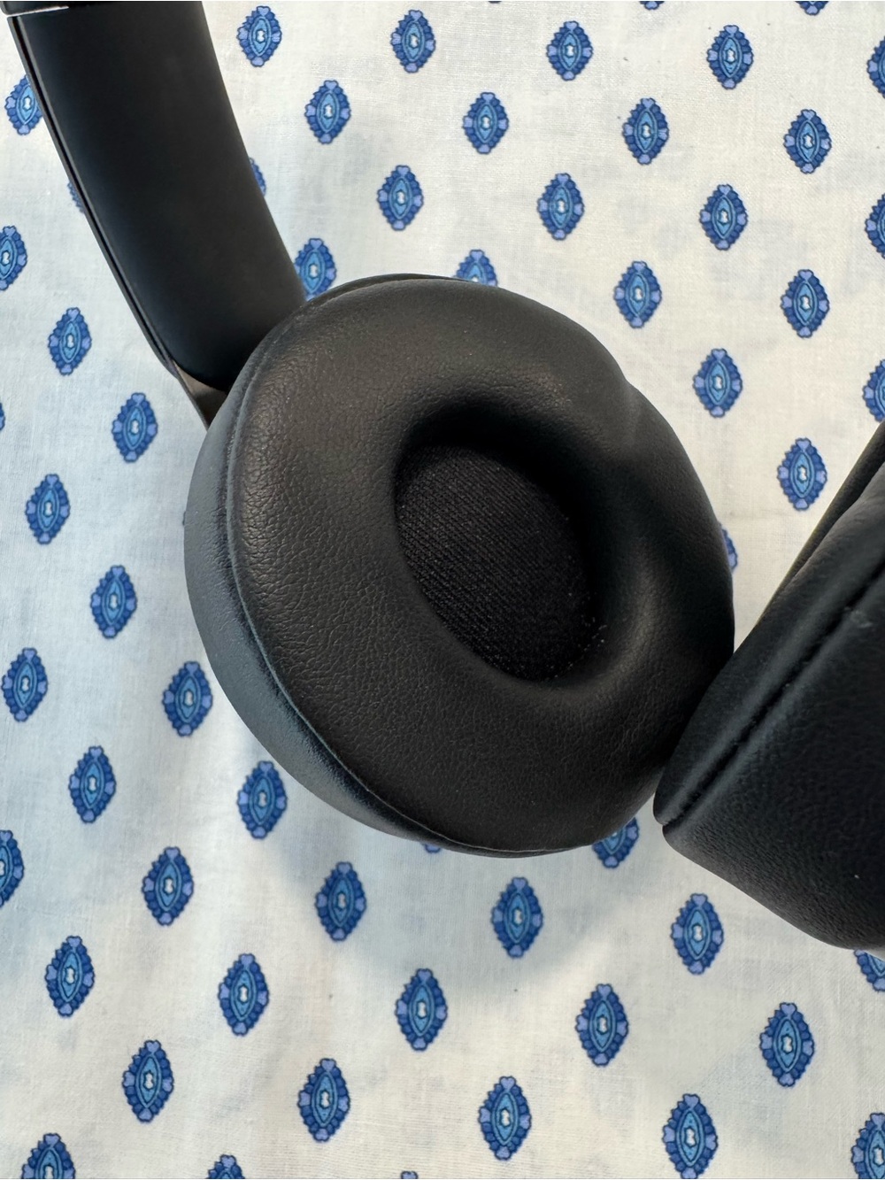 Beats Solo Pro Headphones - Black (barely worn) - Picture 3 of 5